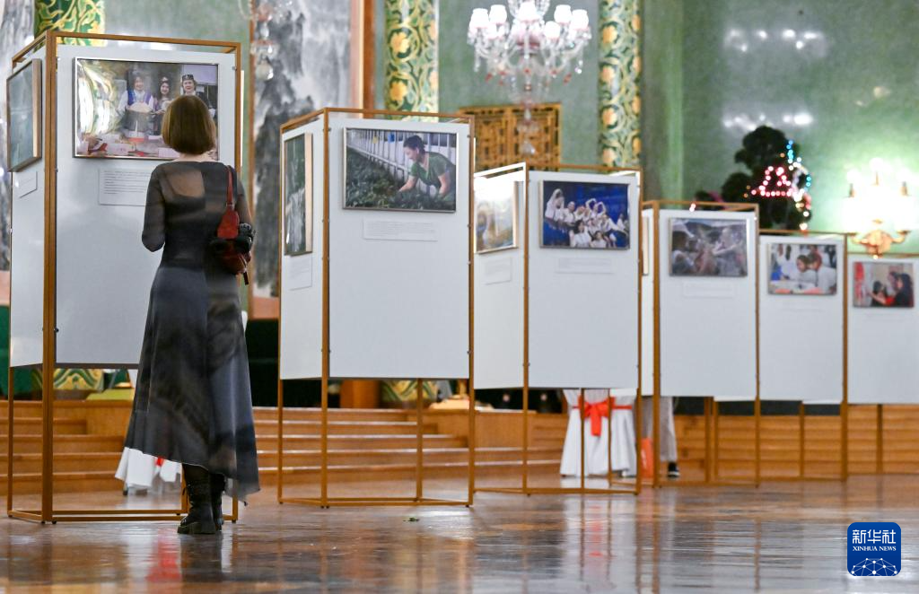 中国妇女事业发展成就图片展在莫斯科举行