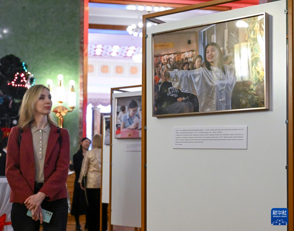 中国妇女事业发展成就图片展在莫斯科举行