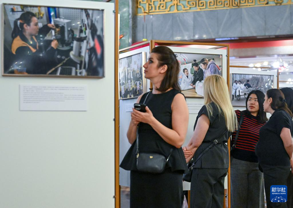 中国妇女事业发展成就图片展在莫斯科举行