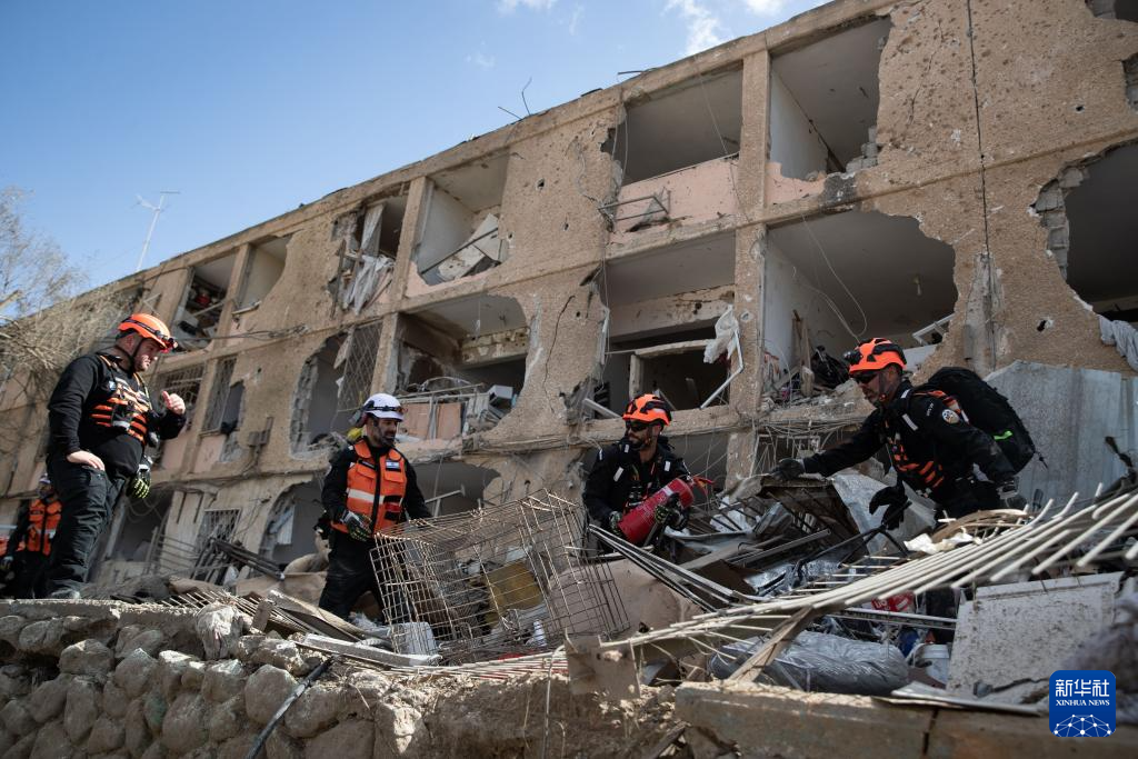 遭袭后的以色列南部城市迪莫纳和阿拉德