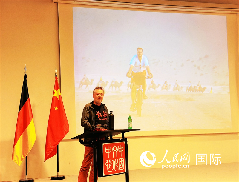 德国作家骑行长征路:亲身体验了解真实立体的中国 (德国作家福尔克分享其骑行中国的见闻与思考。人民网记者 刘赫摄)