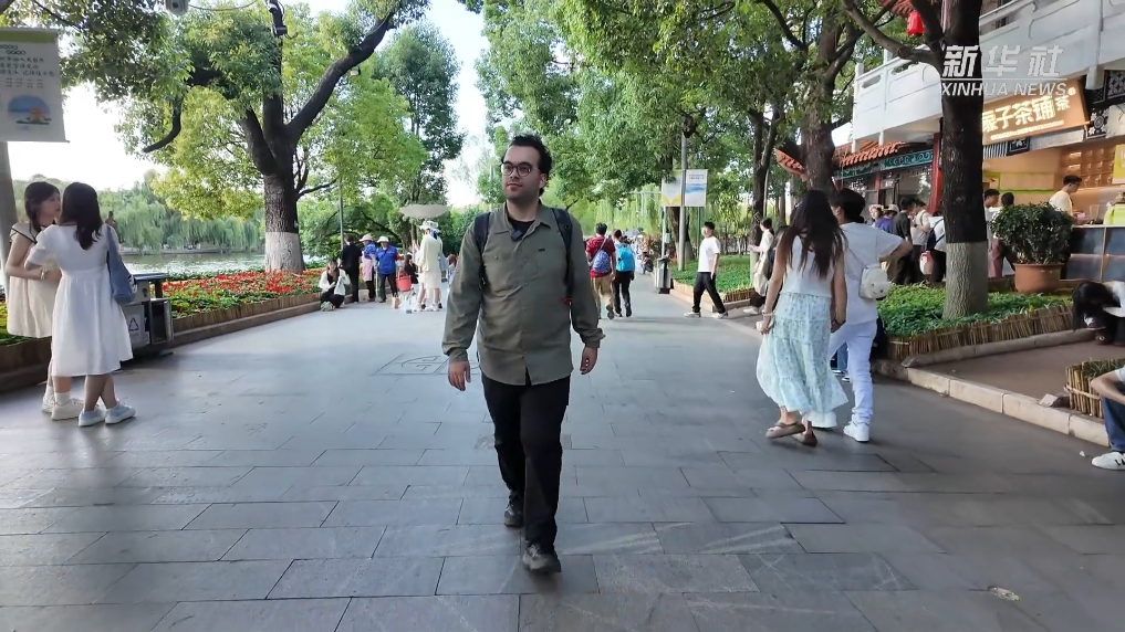 Vlog|走过中国的街巷 我读懂了“中国式安全感”