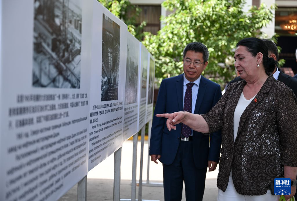 中国式现代化成就图片展在杜尚别举行