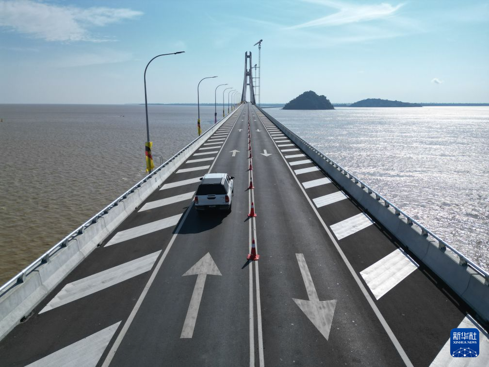 中企承建的马来西亚鲁巴跨海大桥正式通车