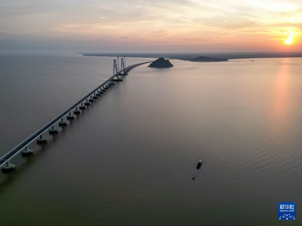 中企承建的马来西亚鲁巴跨海大桥正式通车