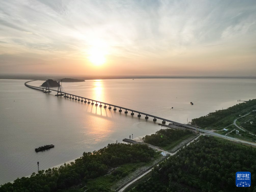 中企承建的马来西亚鲁巴跨海大桥正式通车