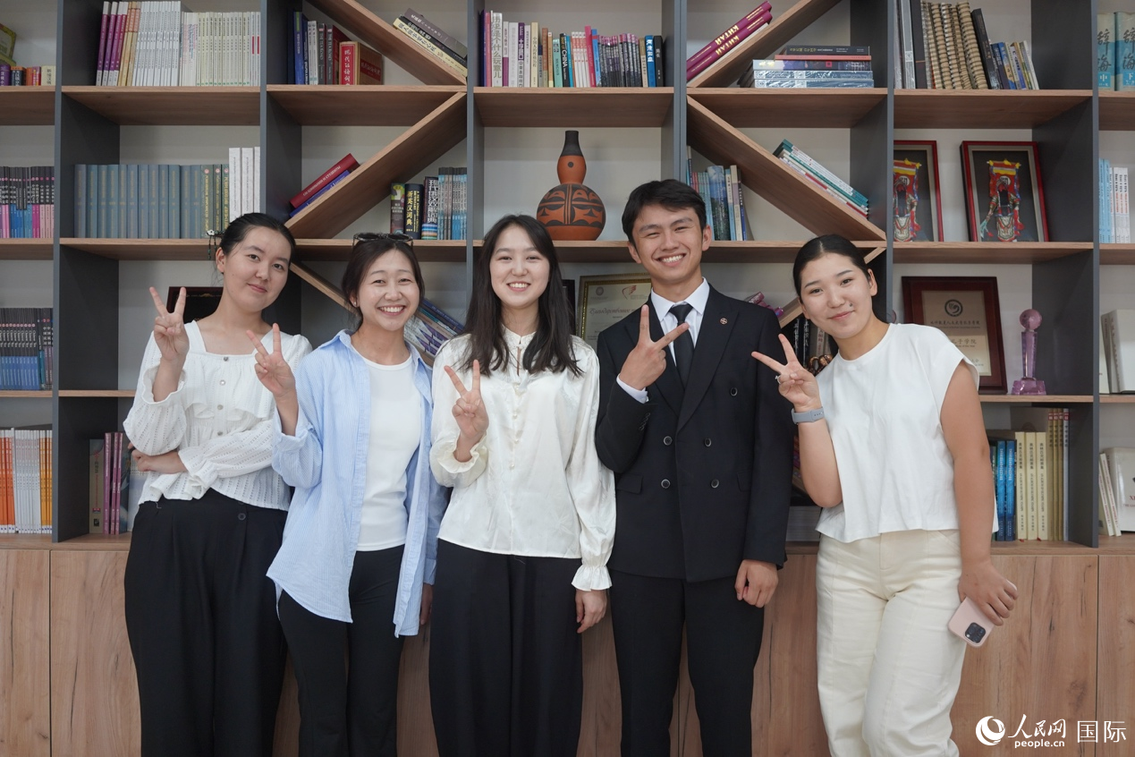 随着中吉两国往来日益密切，越来越多的当地年轻人选择学习中文。人民网记者 褚梦琦摄