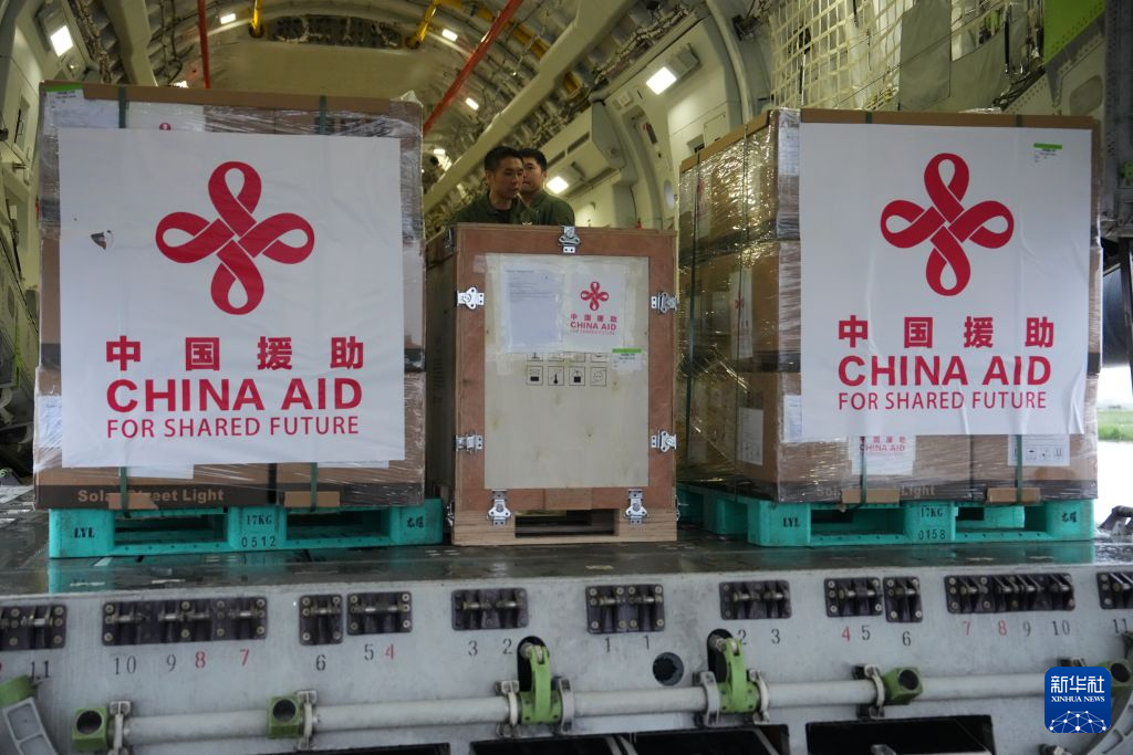 中国对尼泊尔第二批援助物资运抵交付 援助专家随机抵达