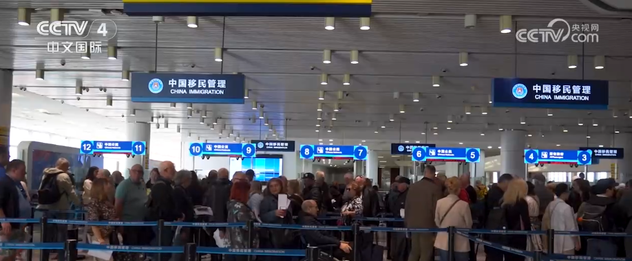 多艘国际邮轮到访 外籍旅客享受免签政策便捷入境开启美妙中国之旅